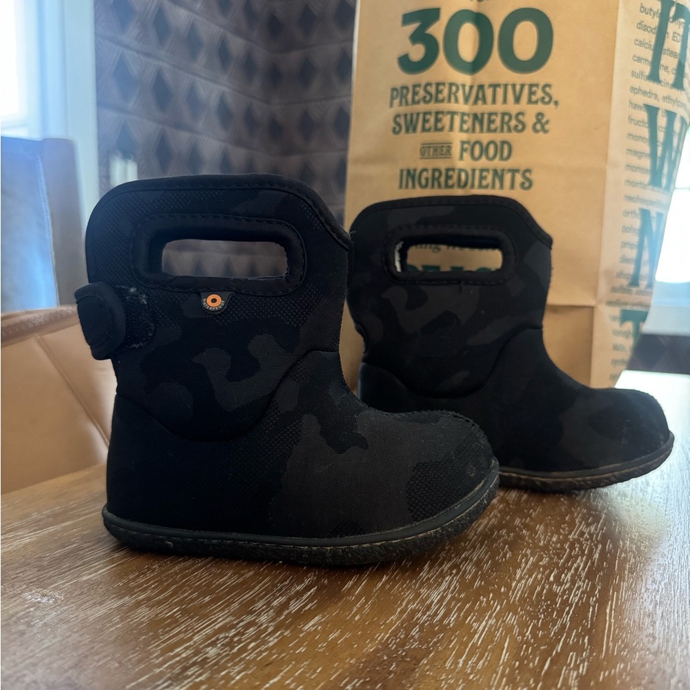 Black BOGS Kids Winter Boots (US7)